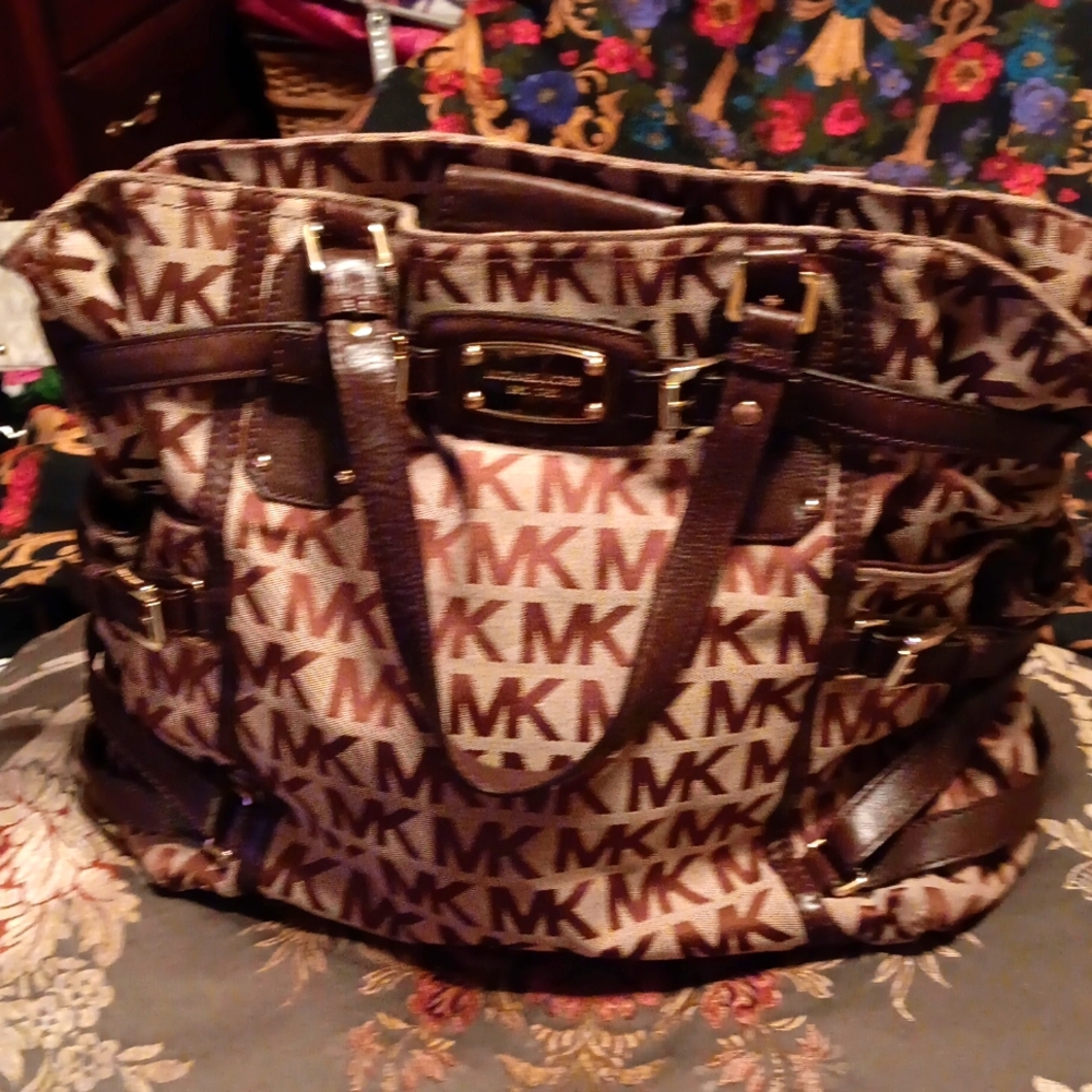 Micheal kors bag this not perfect as it is used there are some cracks and snags